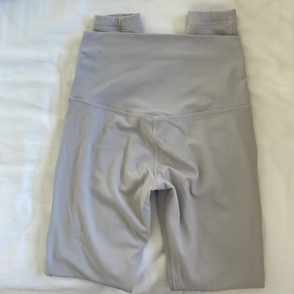 Align leggings in platinum grey.